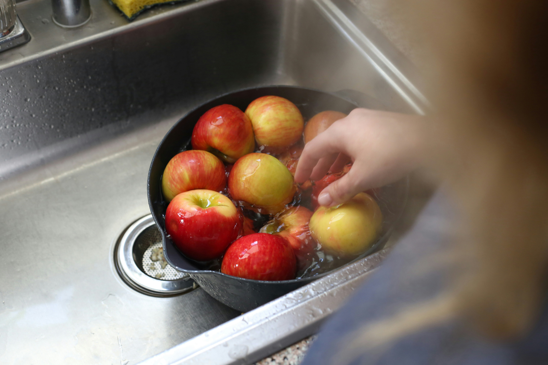 Kratzer auf einer Edelstahloberfläche im Lichteinfall